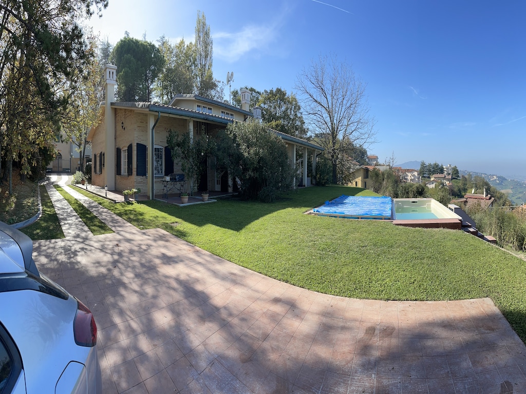 Mooie villa in Gemmano met een een Jacuzzi en een Zwembad