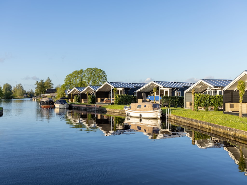 Modern chalet vlakbij het Sneekse Meer