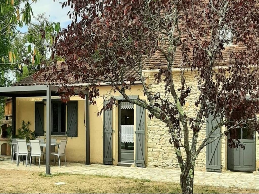 Aangenaam vakantiehuis met airconditioning in Salviac en zwembad.