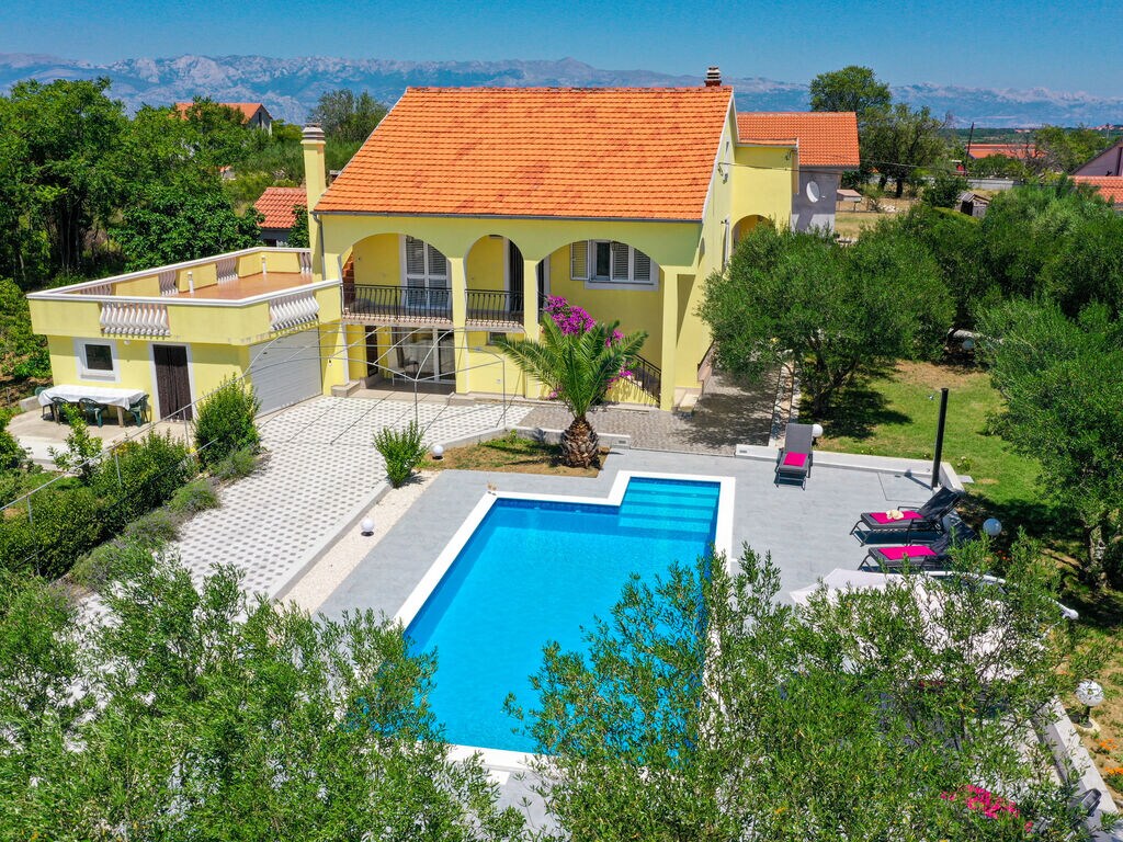 Heerlijk vakantiehuis in een rustige omgeving, eigen zwembad van 40m, schattige tuin en terras
