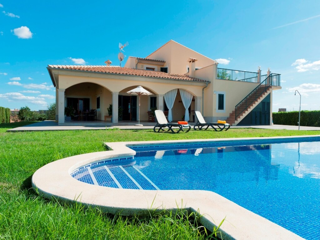 Villa in Sa Pobla met Zwembad en Strand