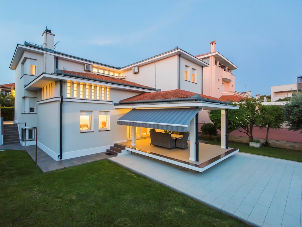 Villa aan zee in Zadar met zwembad
