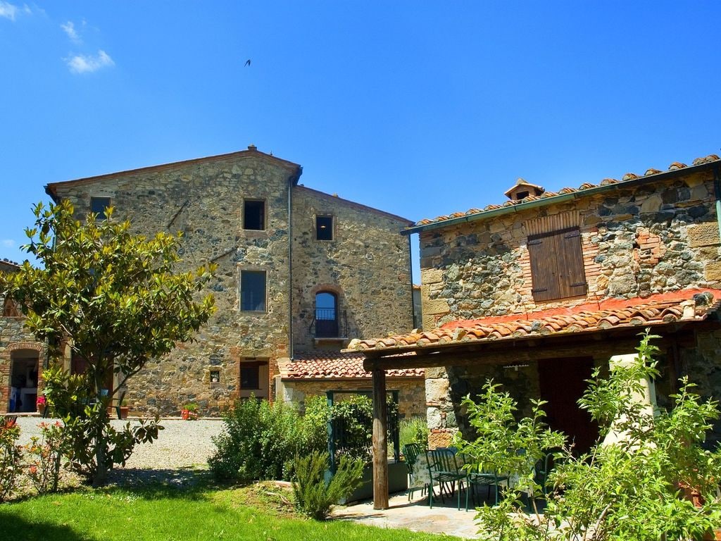 Altes Ferienhaus in Castelnuovo di Val di Cecina mit Garten