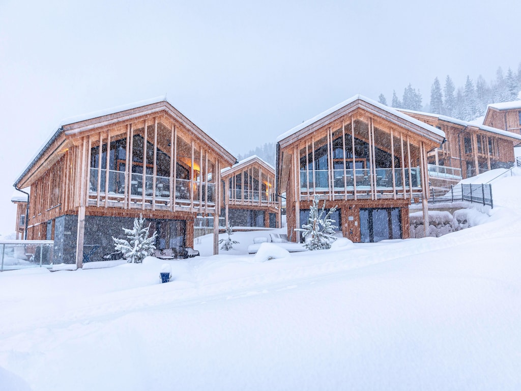 Majestueus chalet met zwembad en sauna