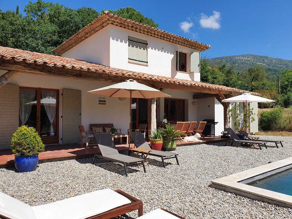 Villa in Bargemon met zwembad en bergzicht