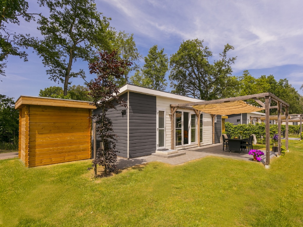 Zonovergoten chalet bij de vijver