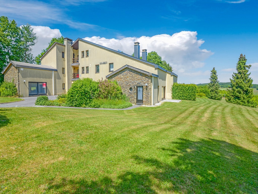 Accommodatie met zonnig balkon, grote tuin en fijn uitzicht. Net buiten het dorp