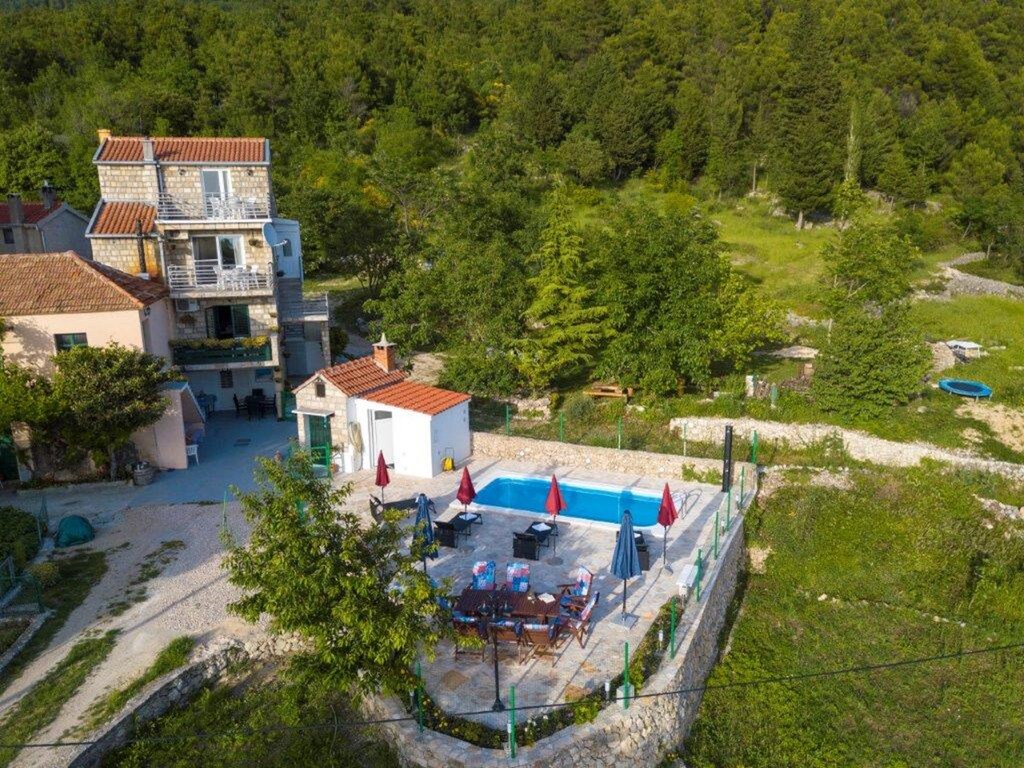 Villa in Tučepi met Zwembad bij Strand