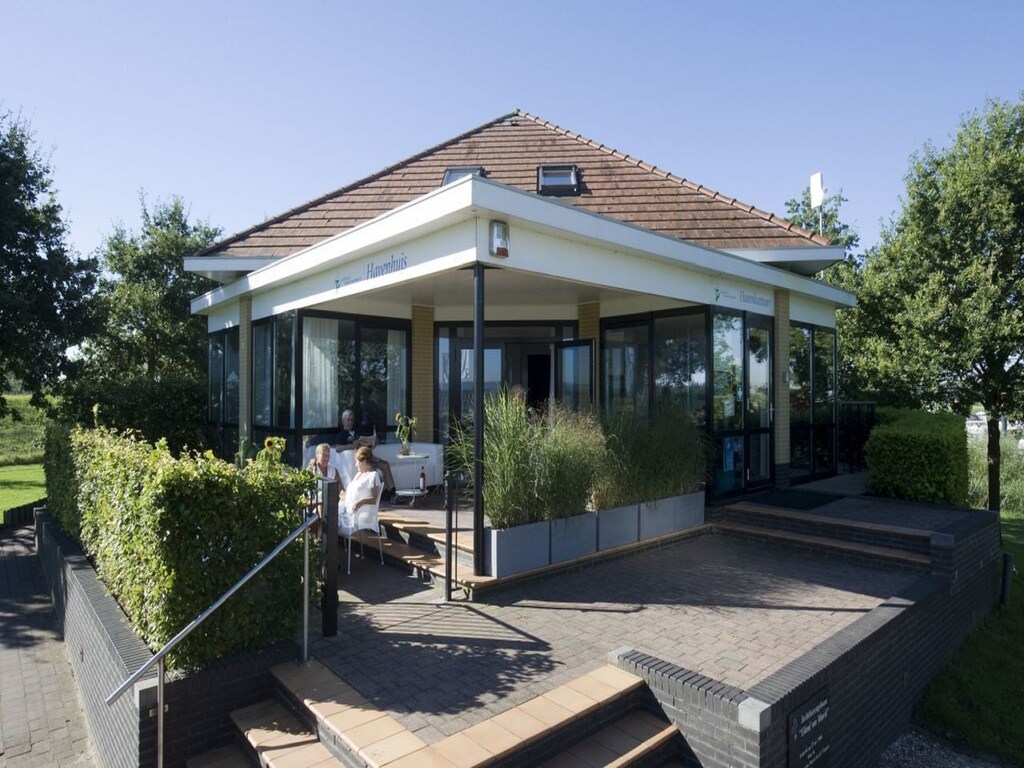 Moderne villa met mooi terras, aan de jachthaven