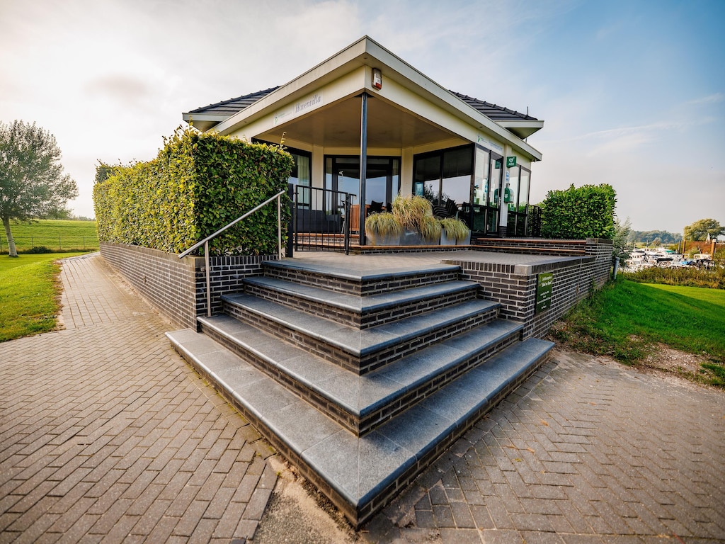 Villa in den Niederlanden mit Hafenblick