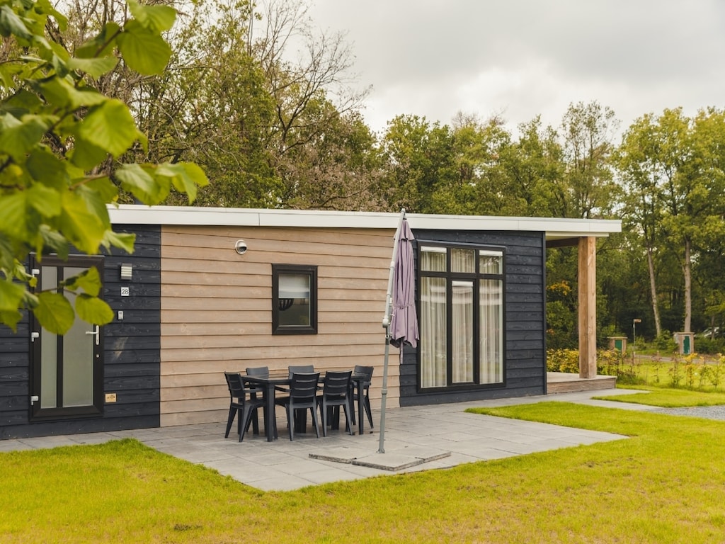 Karakteristiek chalet met tuin, aan de bosrand