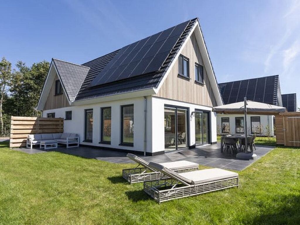 Schöne Villa mit Sonnendusche in der Nähe des Koog auf der Watteninsel Texel