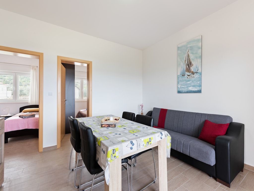 Comfortabel appartement in Neviđane met zeezicht