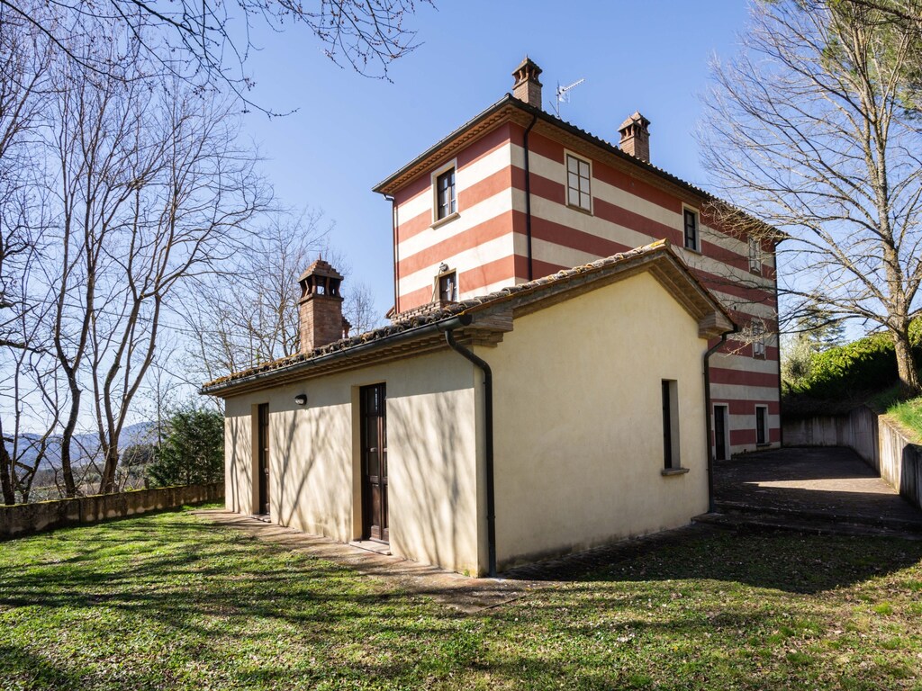 Herenhuis in Citerna met zwembad en tuin