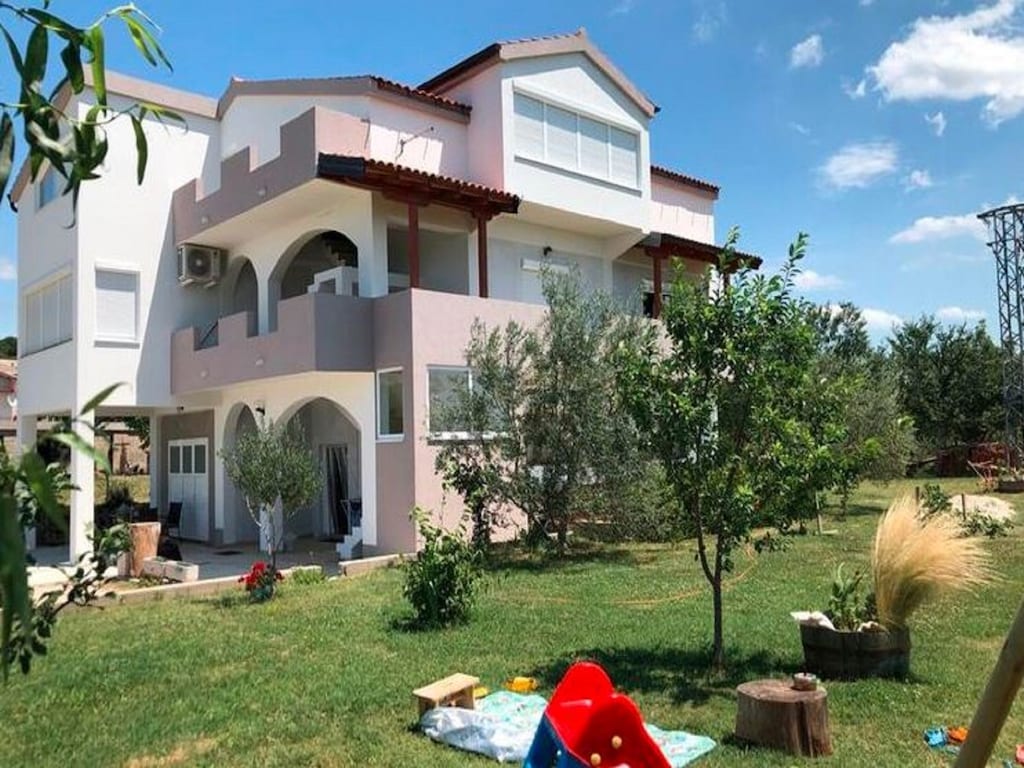 Prachtig appartement in Radovin met tuin