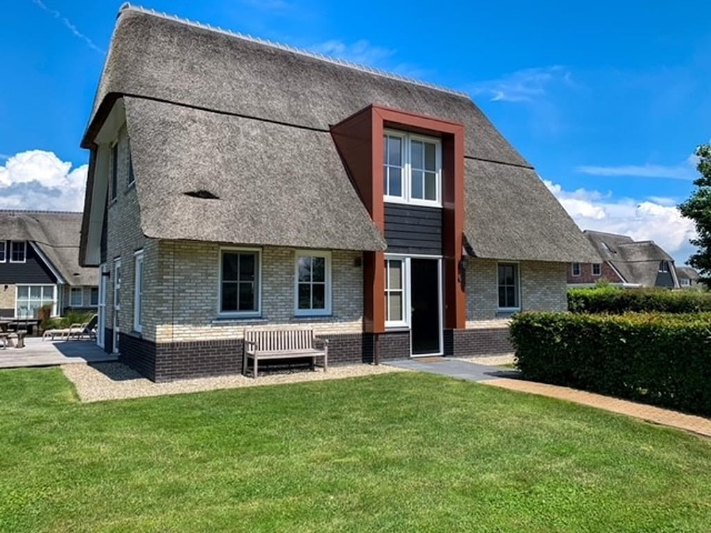 Stijlvolle villa aan het water