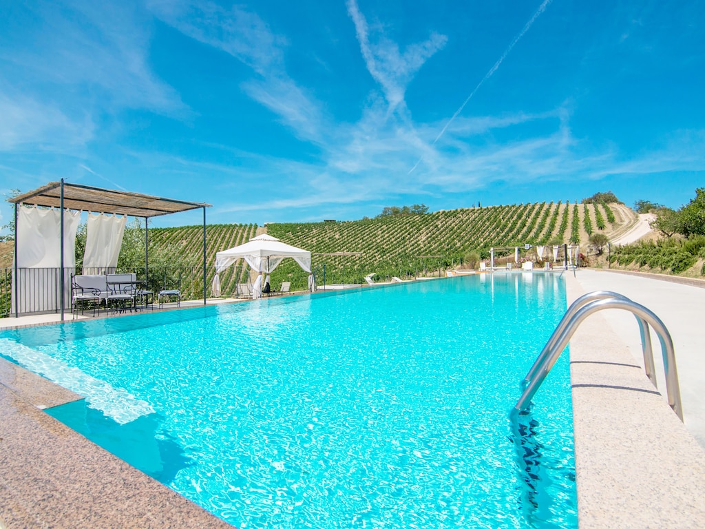 Appartement in Grottammare met Jacuzzi & Tuin