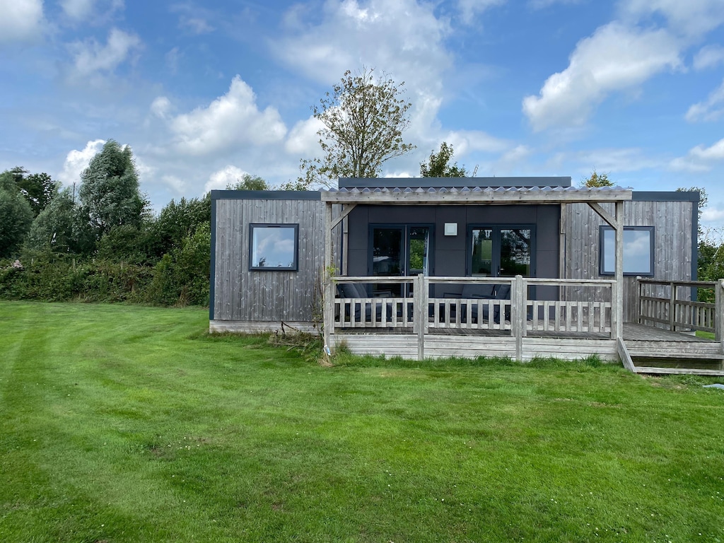 6-Personen-Chalet in der friesischen Landschaft