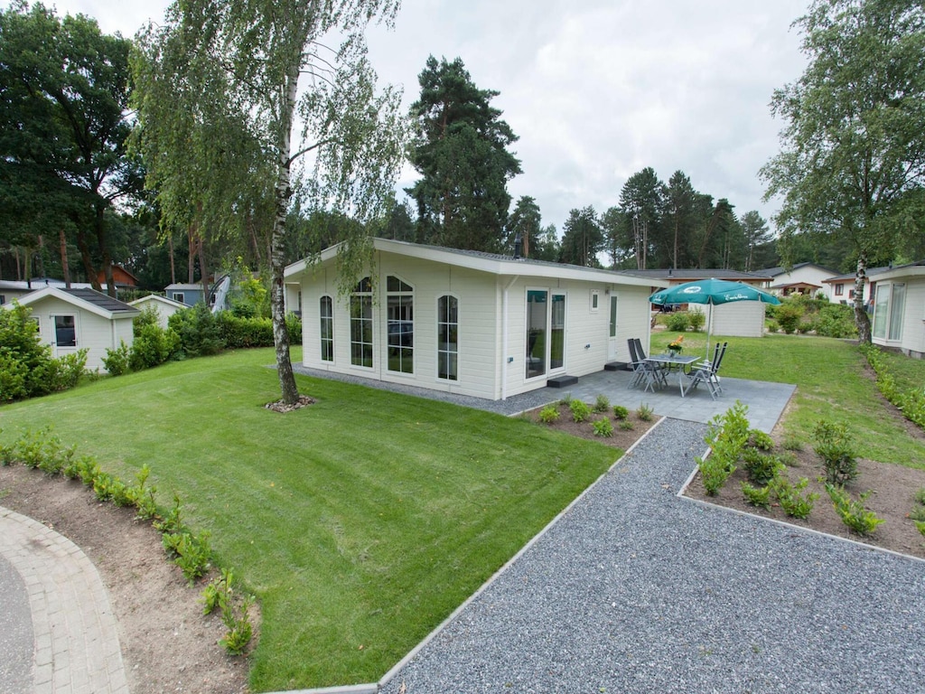 Ruim chalet met zwembad voor 4 personen