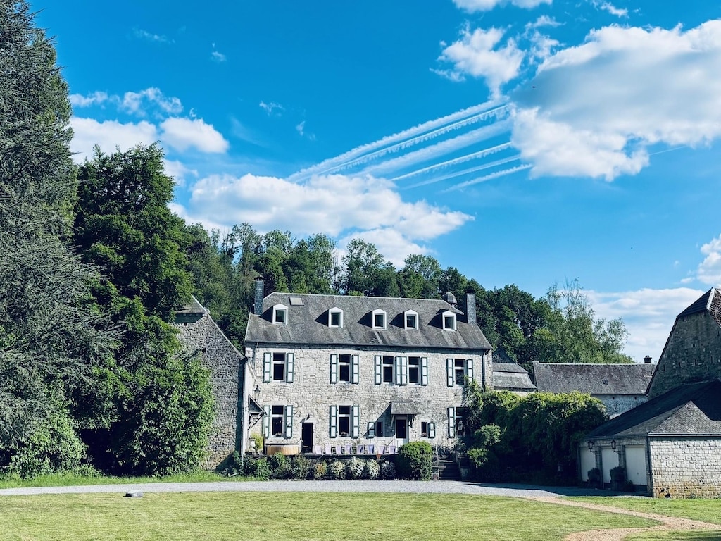 Kasteel in Ferrières met Vijvertuin