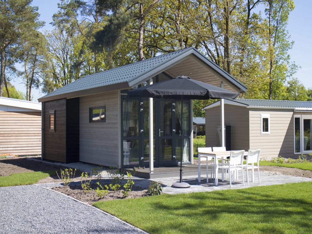 Leuk tiny house met veranda, op 2 km. van Ijhorst