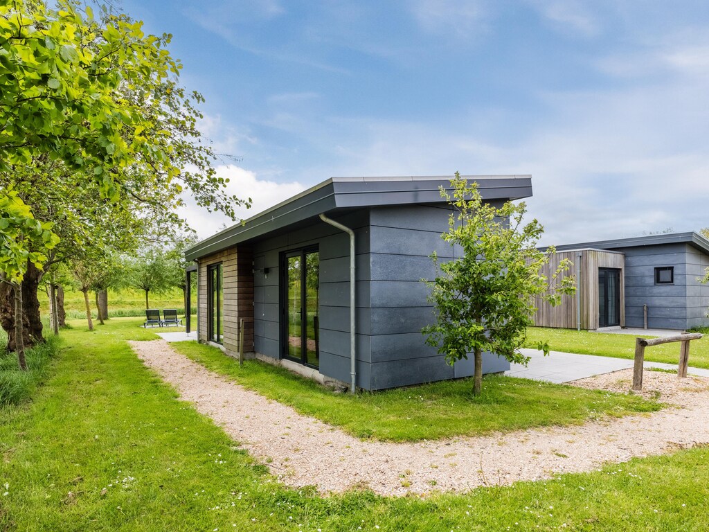 Freistehende Lodge im autofreien Resort Wijdenes, nur wenige Schritte vom Markermeer entfernt, für bis zu 6 Personen.