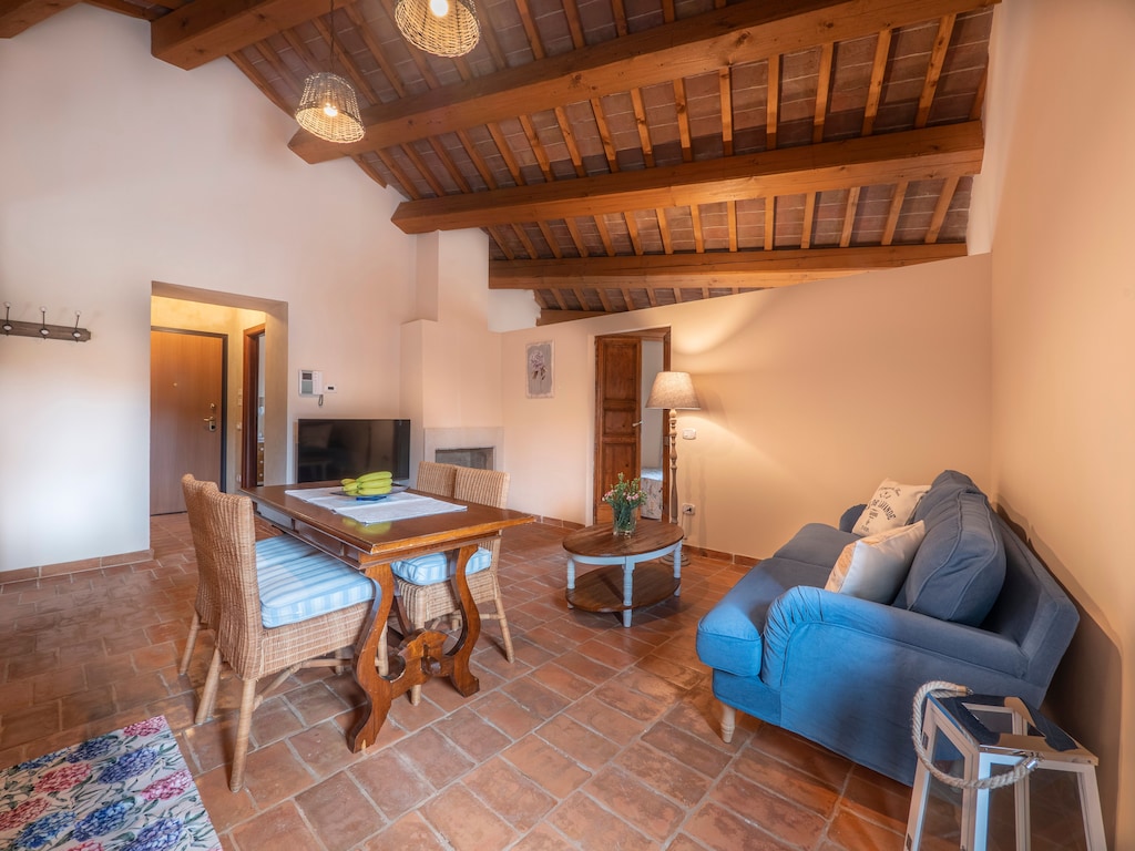 Vintage appartement in Mombaroccio met gedeeld zwembad