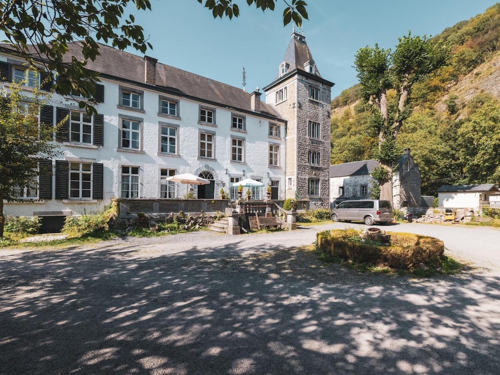 Knus appartement in een kasteel in Aywaille met een terras