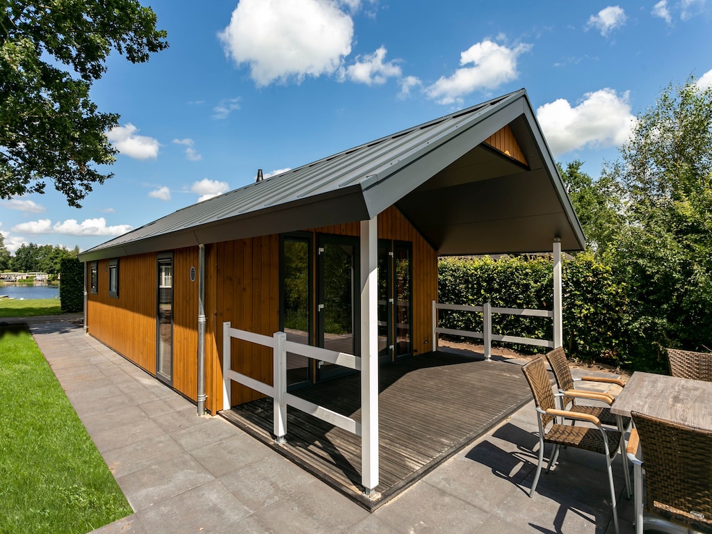 Luxe lodge met airco, gelegen aan recreatiemeer