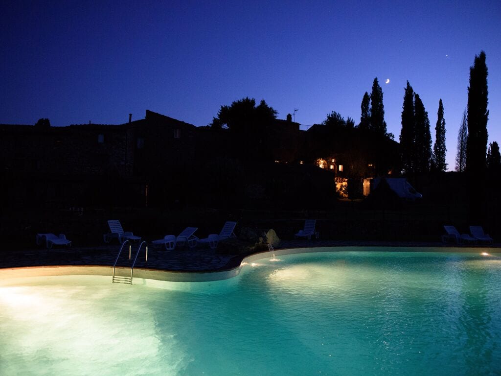 Landelijk appartement in Monticiano met een zwembad