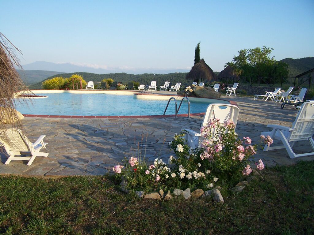Gezellig appartement in Monticiano met een zwembad