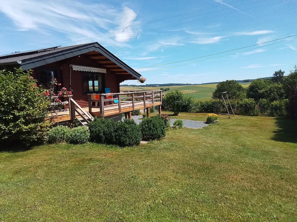 Chalet met panoramisch uitzicht en omheinde tuin.