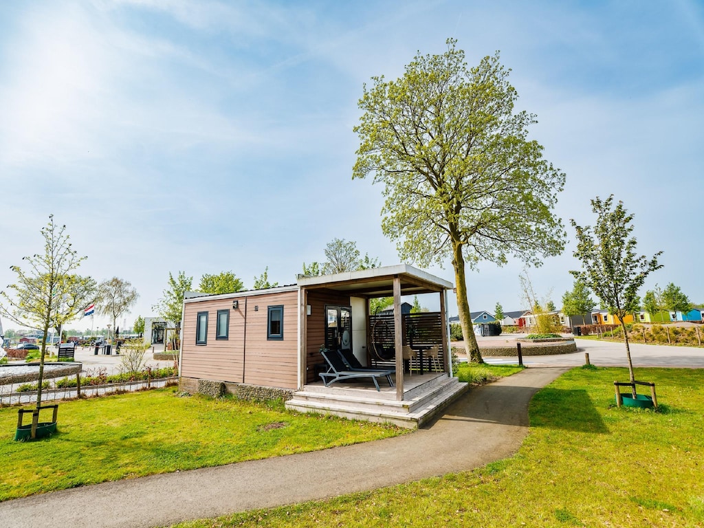 Knus chalet met afwasmachine, vlakbij een meer