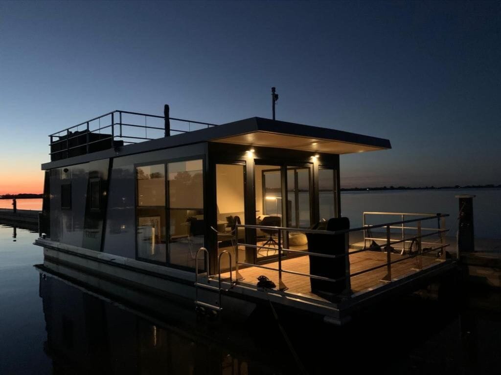 Modernes Hausboot in Offingawier mit Terrasse