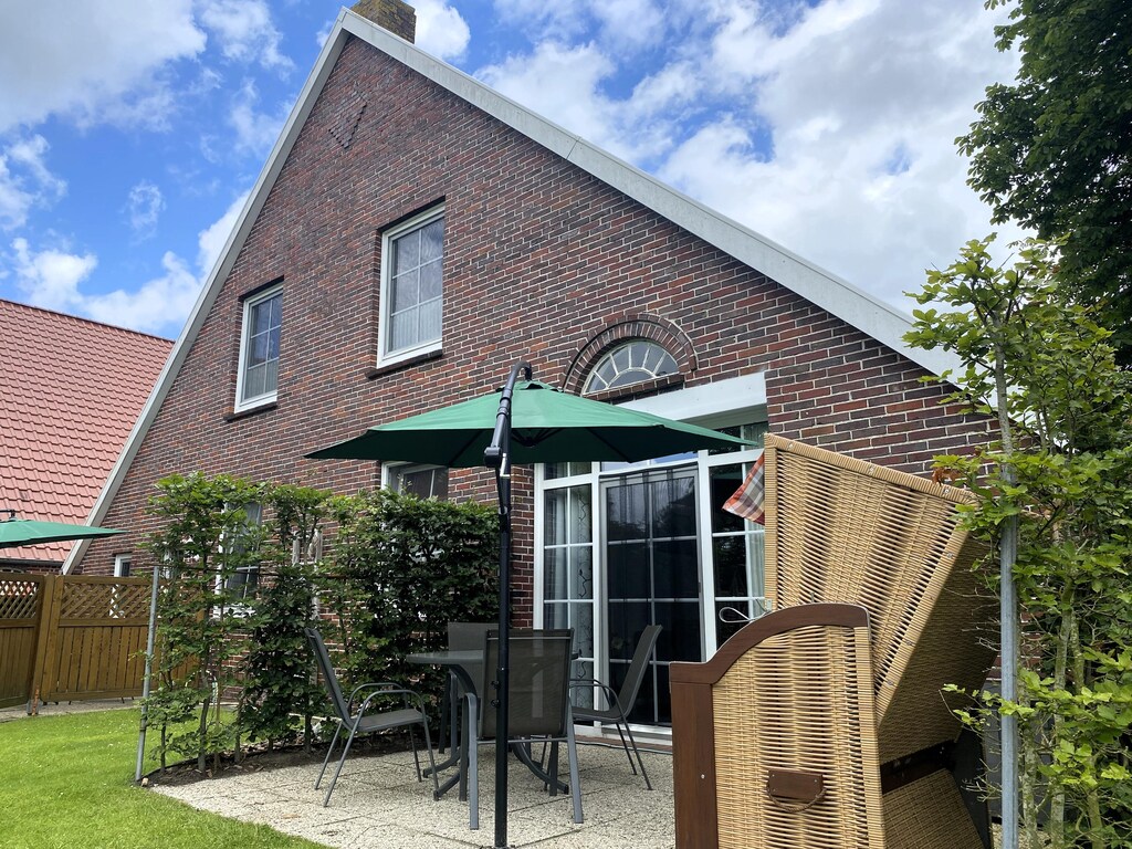 Rijtjeshuis in Strackholt met verwarmd zwembad