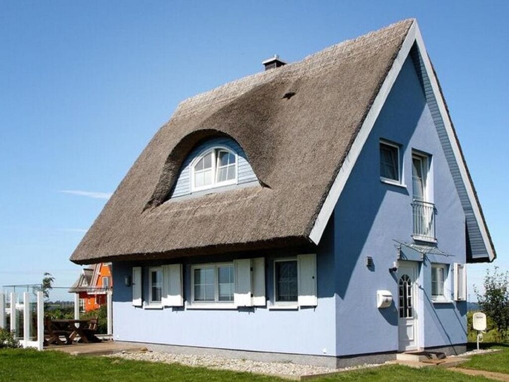 Thatched roof house with view of the Breetzer Bodd Ferienhaus in Deutschland