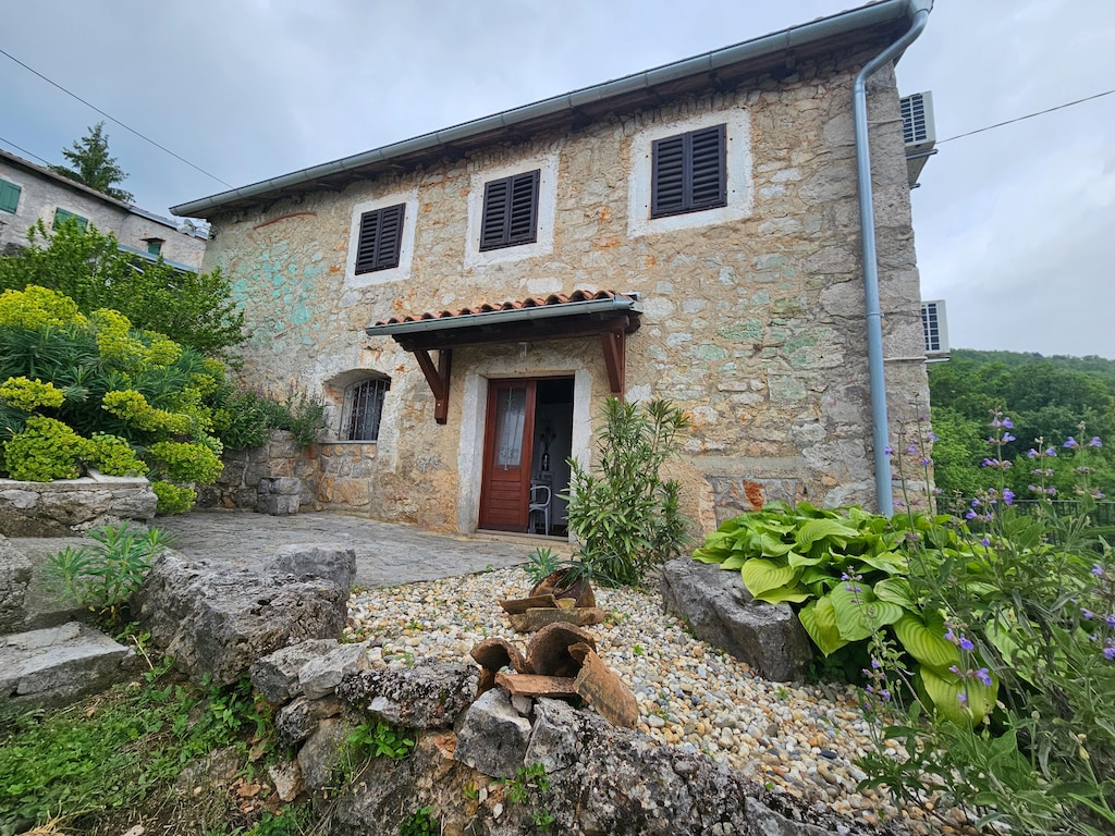 Steinhaus in Dobrec mit Meerblick