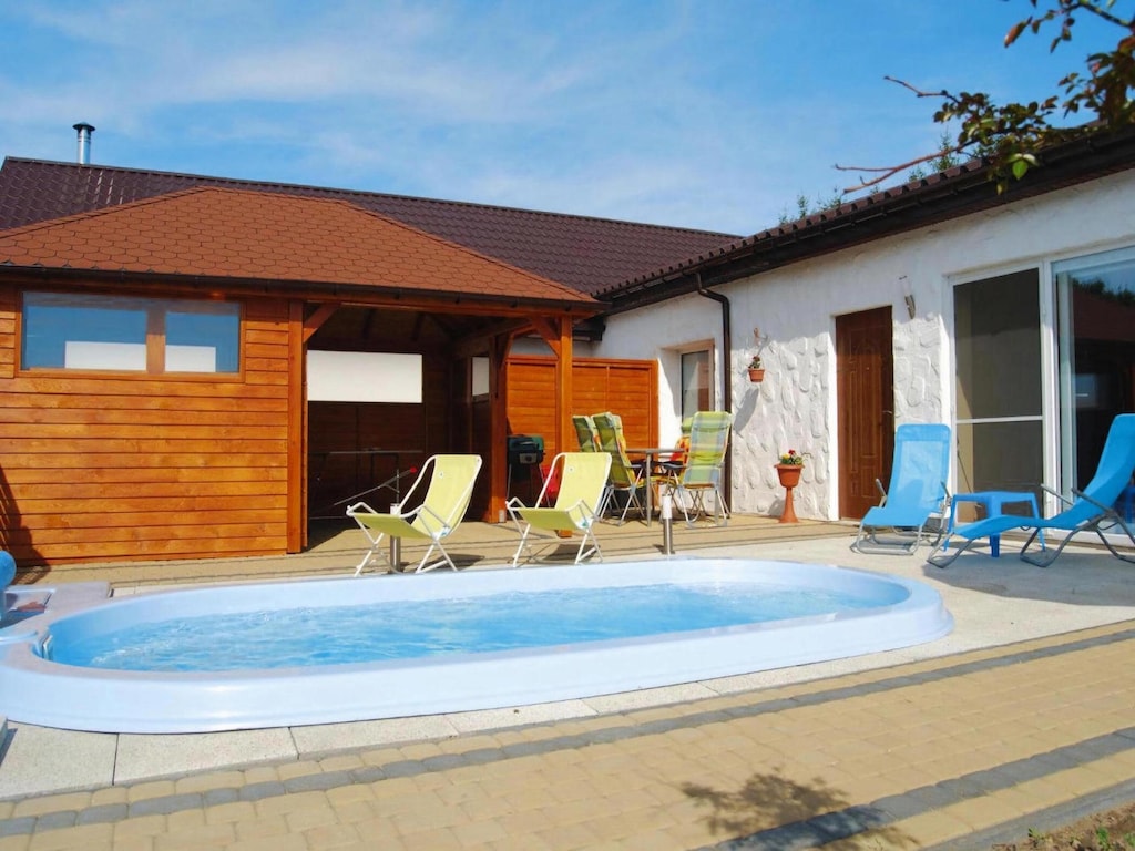 Comfortabel vakantiehuis met buitenzwembad + sauna