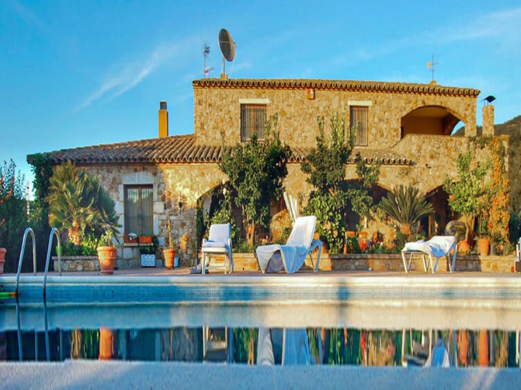 Villa met ligstoelen