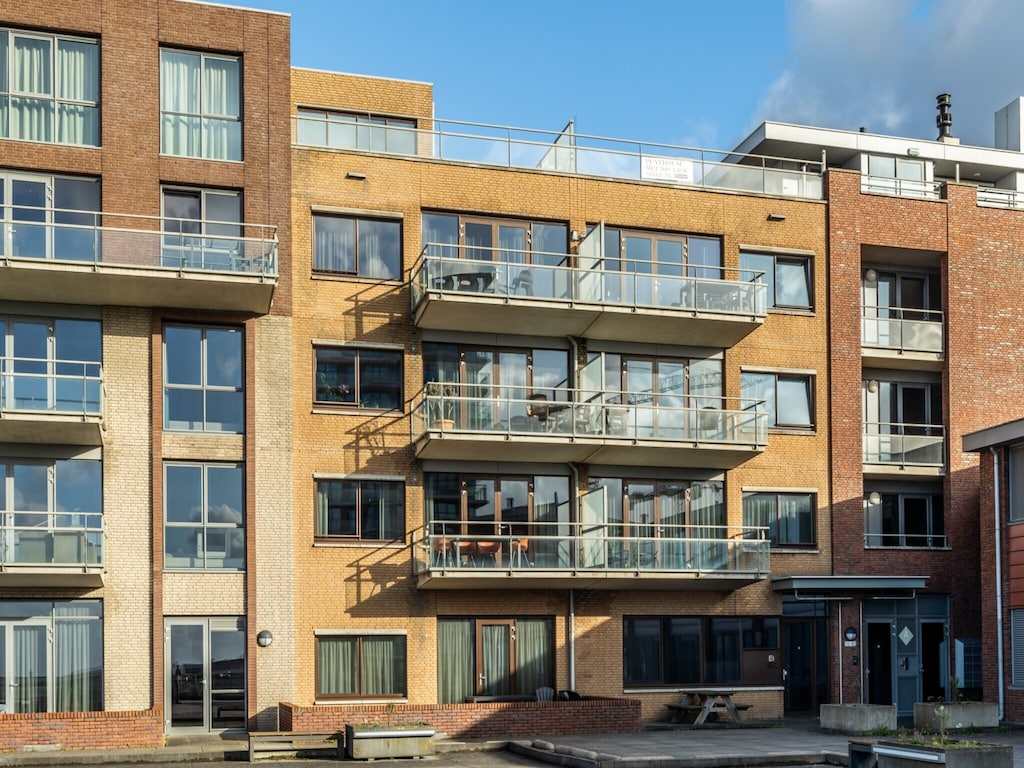 Geräumiges 153 m²-Apartment am Hafen von Scheveningen mit zwei Balkonen und Blick auf Nordsee und Yachten.