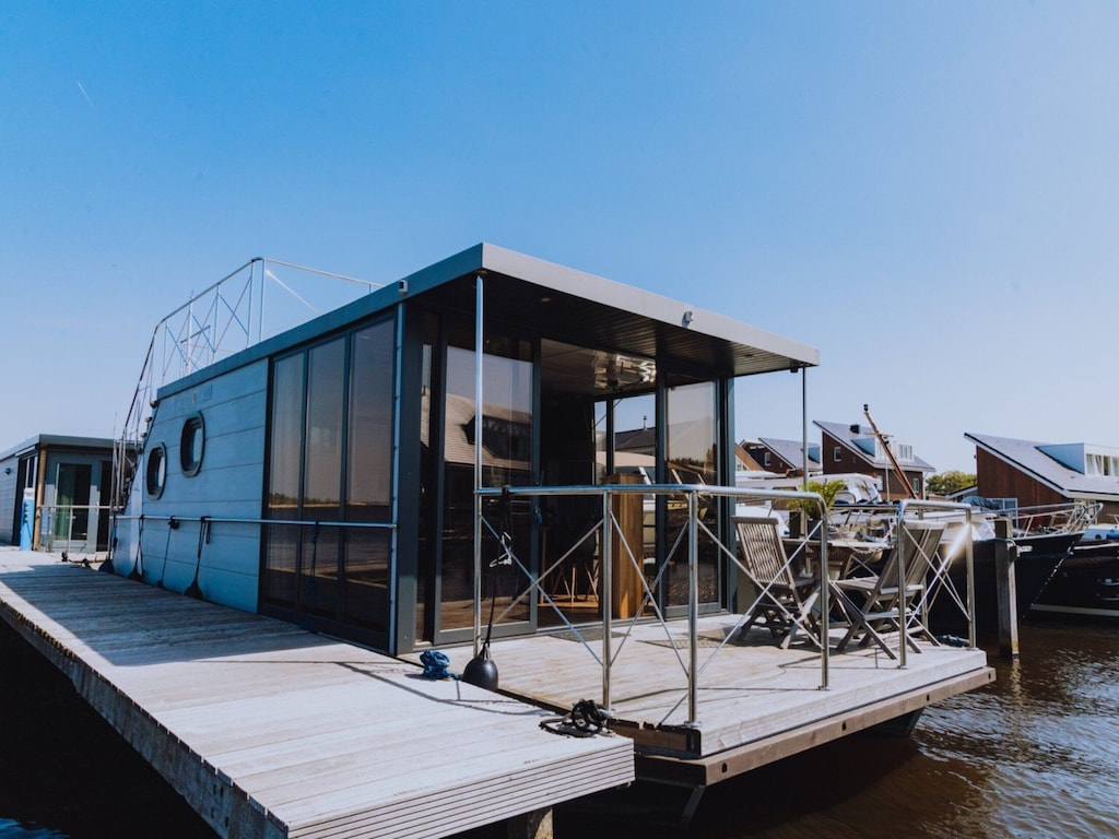 Moderne woonboot met dakterras, op Uitgeestermeer