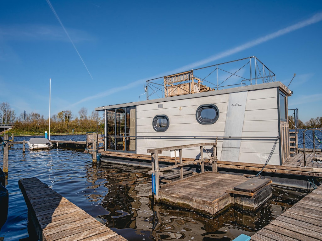 Maritimes Hausboot im Ferienpark Uitgeest: 2 Schlafzimmer, Achterdeck und Dachterrasse mit Panoramablick über das Uitgeestermeer.
