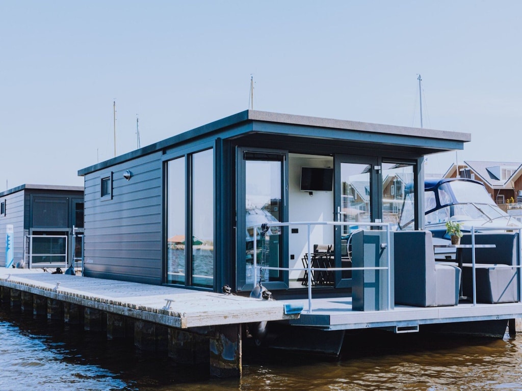 Moderne woonboot met airco gelegen in jachthaven