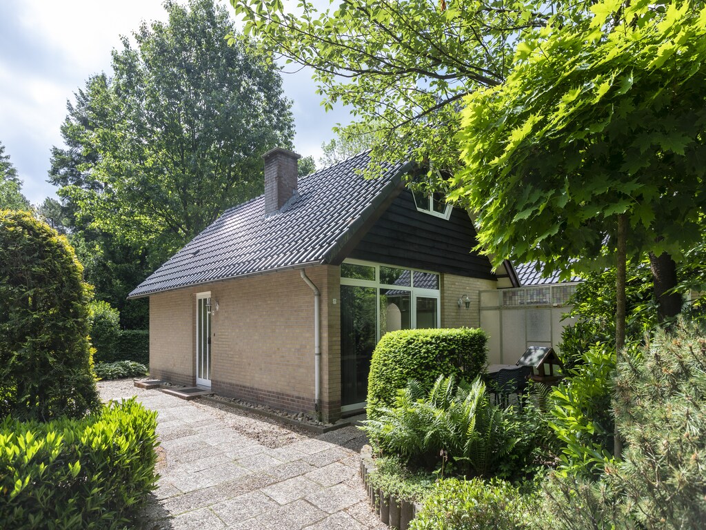 Sfeervol huis met twee badkamers op een vakantiepark in het bos