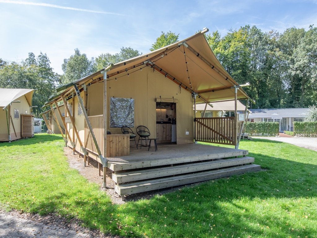 Fijne safaritent met badkamer, op een vakantiepark in De Maasduinen