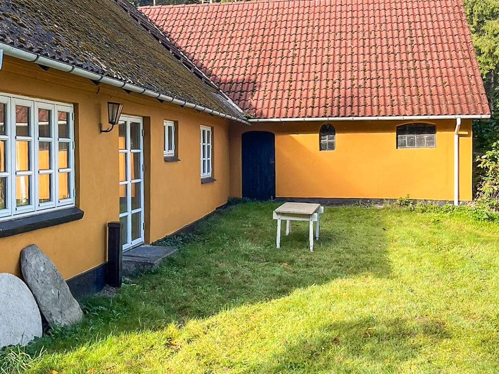 Vakantiehuis aan het meer met bos
