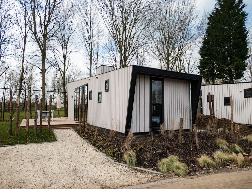 Modernes Chalet mit Geschirrspüler in einem Ferienpark an der Maas