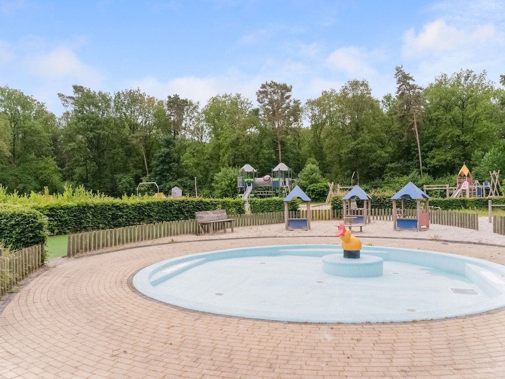 chalet in het bos met zwembad