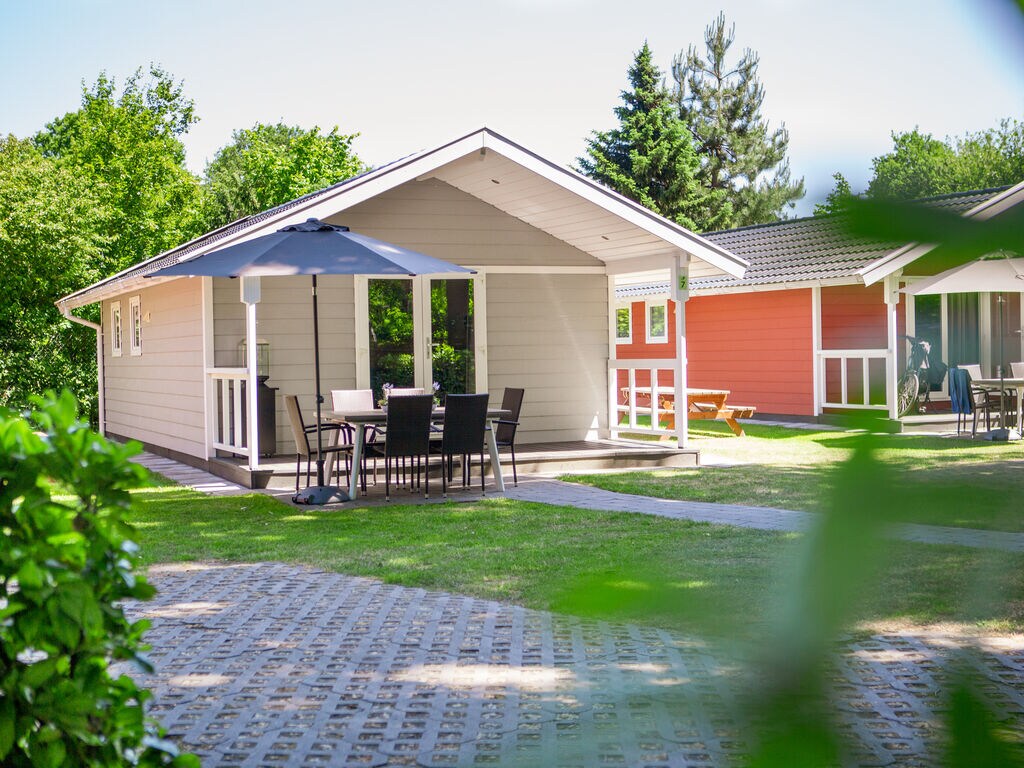 Schöne Lodge mit Geschirrspüler in einem Ferienpark in Brabant