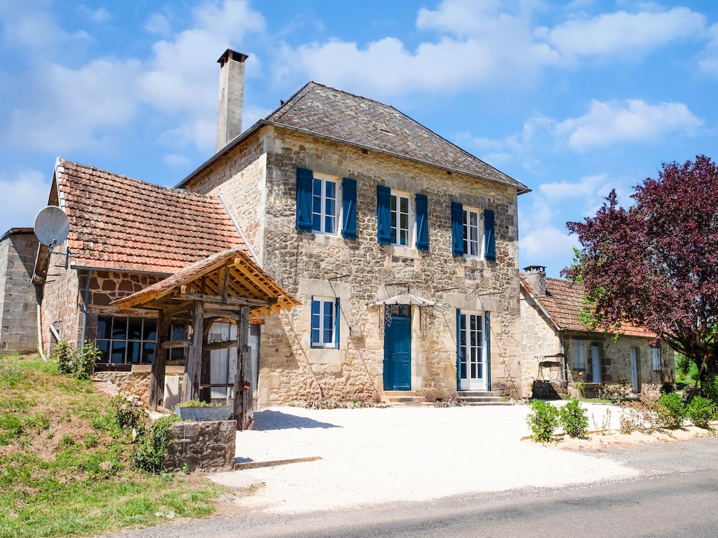 Charmantes Haus in Coubjours mit Pool